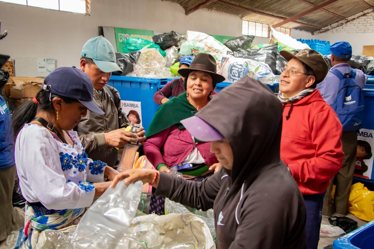 Compactadora de plásticos fortalece la gestión ambiental.