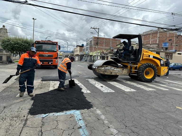 Alcaldía de Riobamba avanza con el bacheo y recuperación de vías