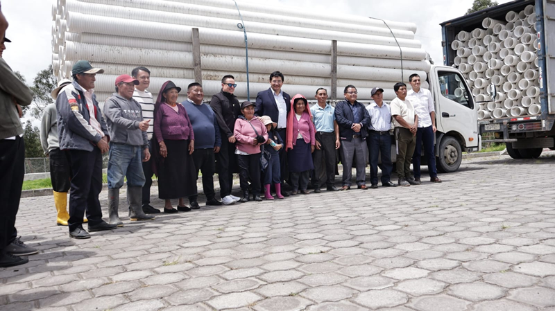 Alcaldía de la gente fortalece el saneamiento rural con nueva entrega de tubería en Tunshi San Javier